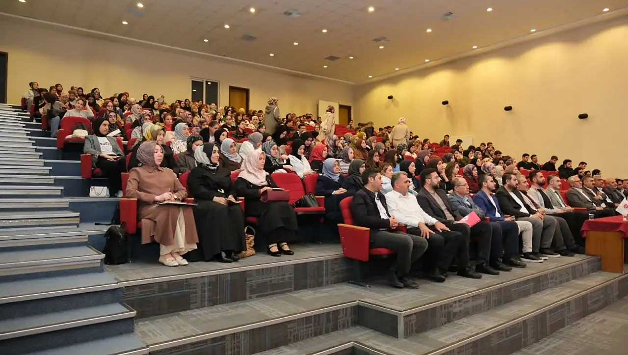 Kayseri'de burslu kitap müzakeresi gerçekleşti