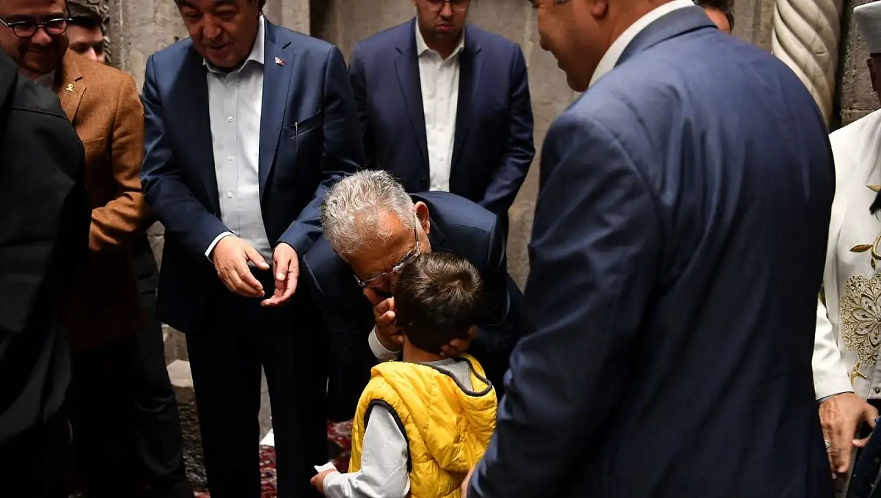 Kayseri protokolü Hunat Camii'nde vatandaşlarla bayramlaştı!