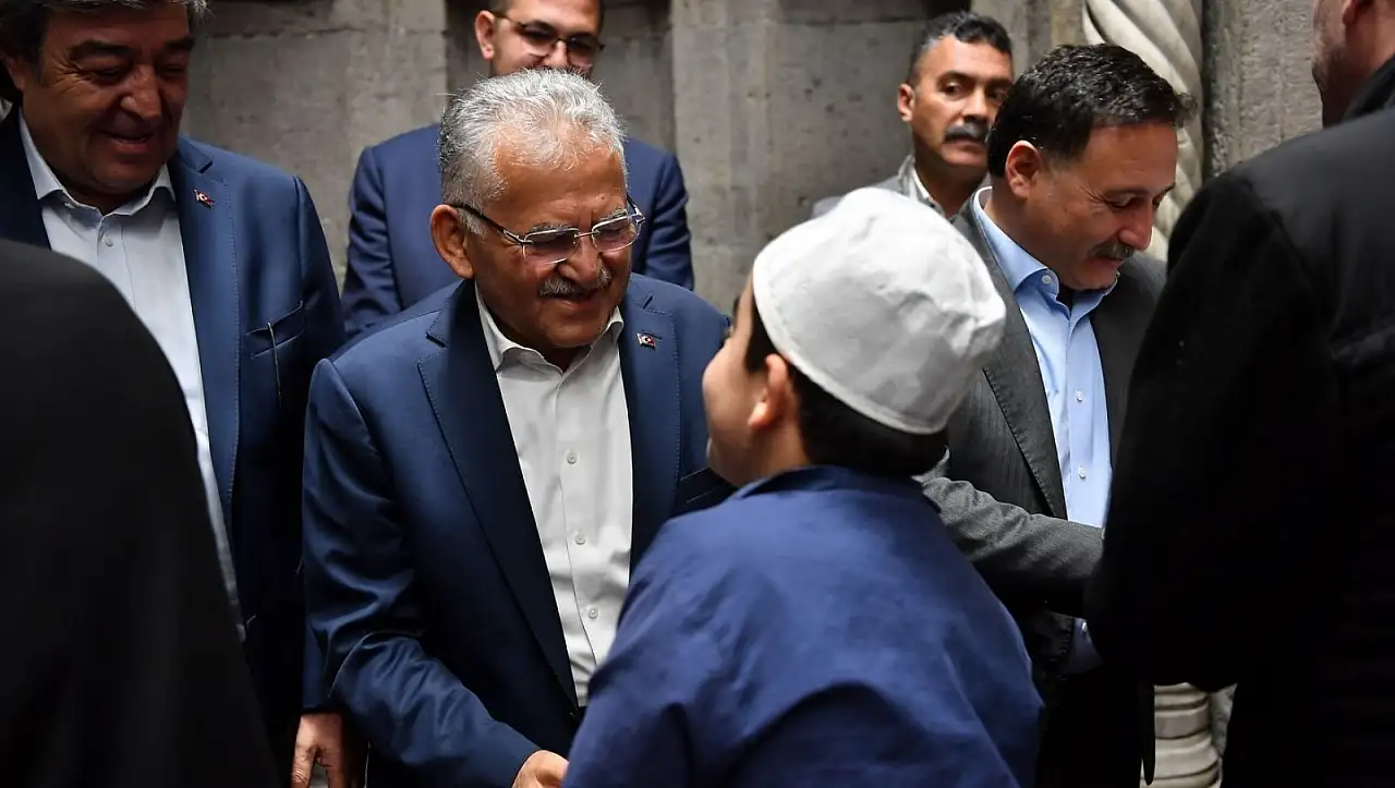 Kayseri protokolü Hunat Camii'nde vatandaşlarla bayramlaştı!