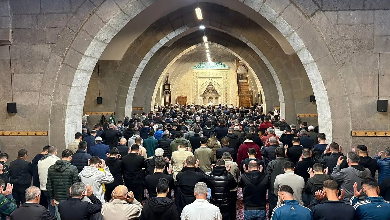 Kayseri protokolü Hunat Camii'nde vatandaşlarla bayramlaştı!