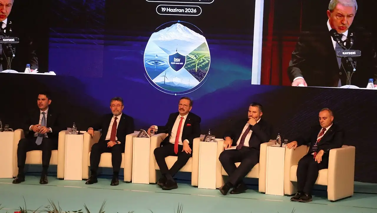 Bakan Kurum Erciyes Zirvesi'nde açıklamalarda bulundu: '2 yılda 455 bin konut tamamladık'