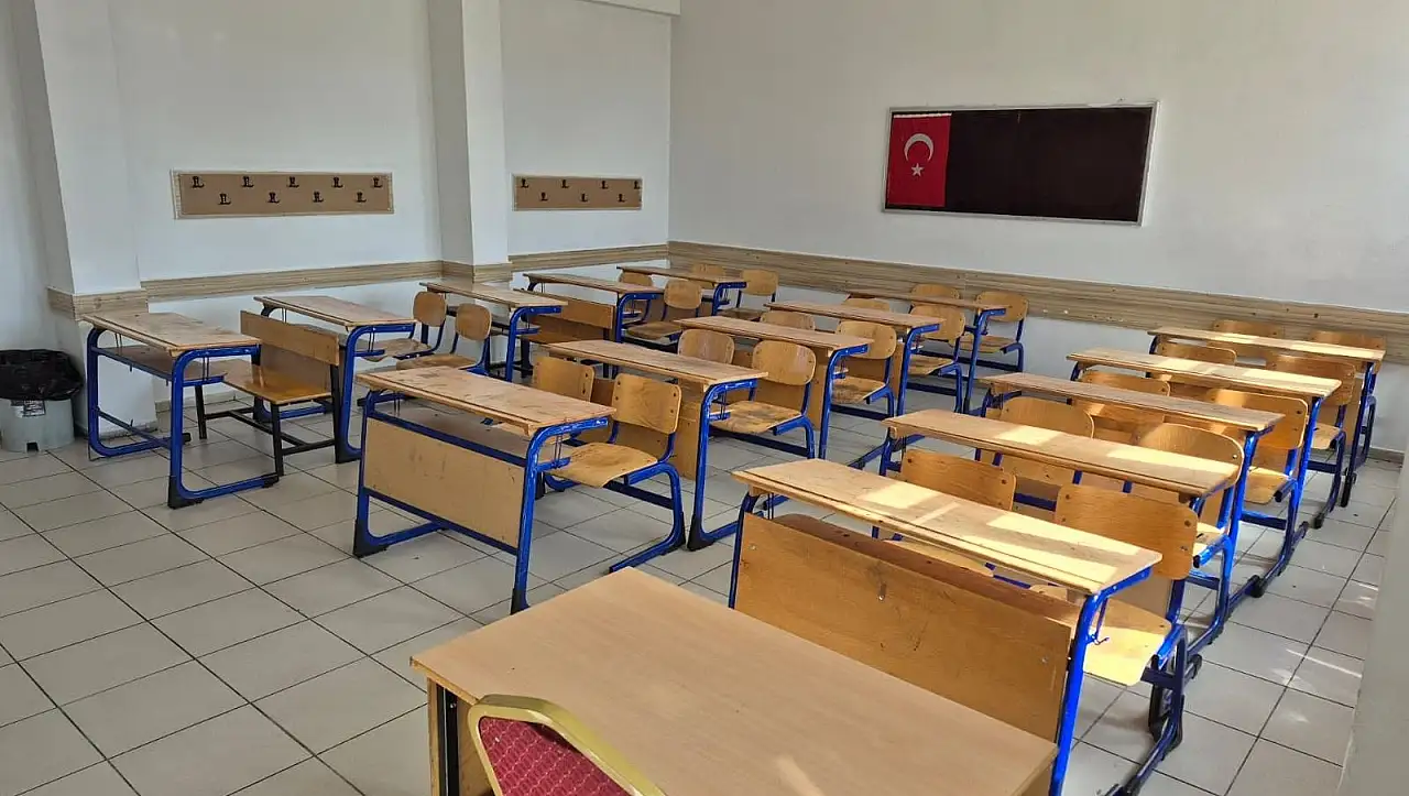 Kayseri'de Bir Öğretmen Gittiği Okulu Güzelleştiriyor