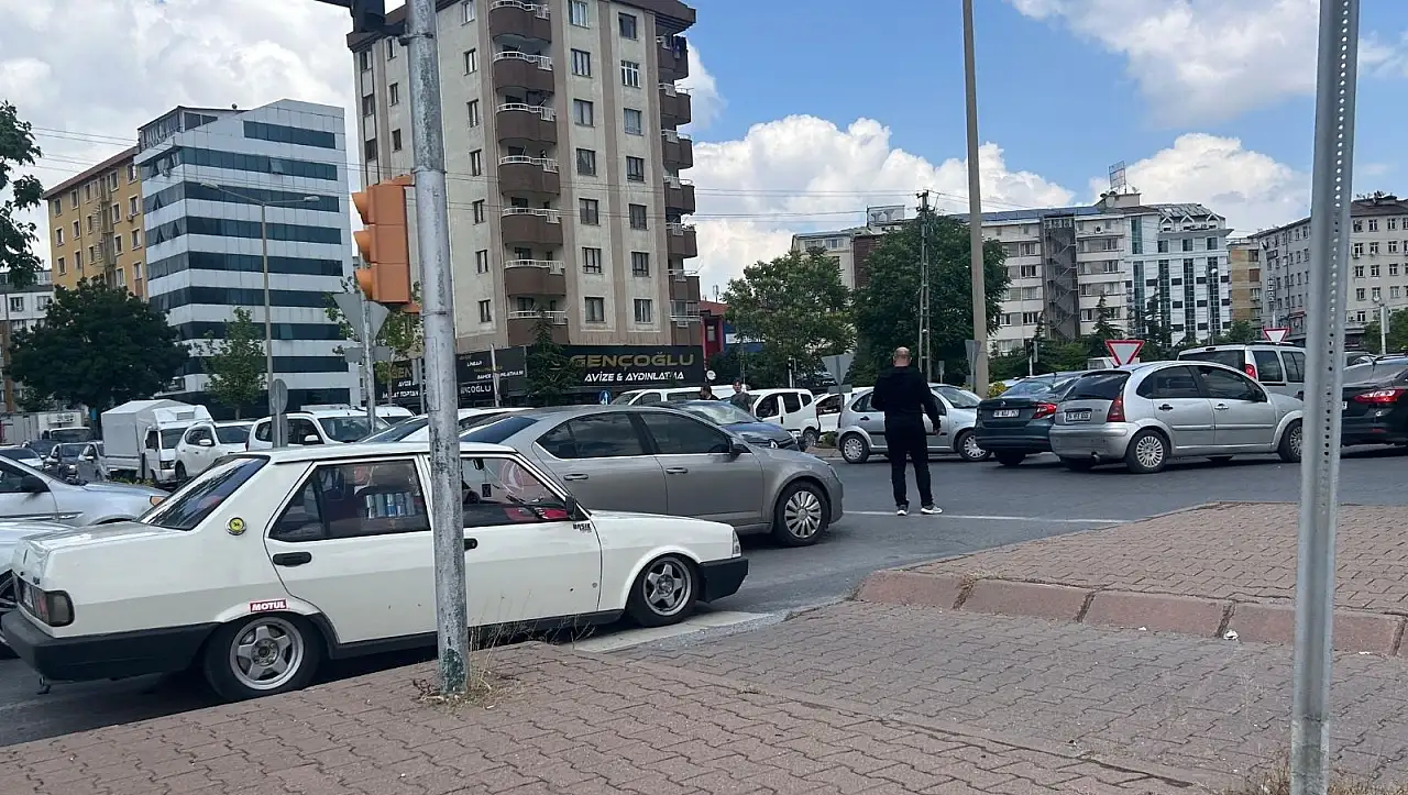 Kayseri'de sınav sonrası trafik yoğunluğu!