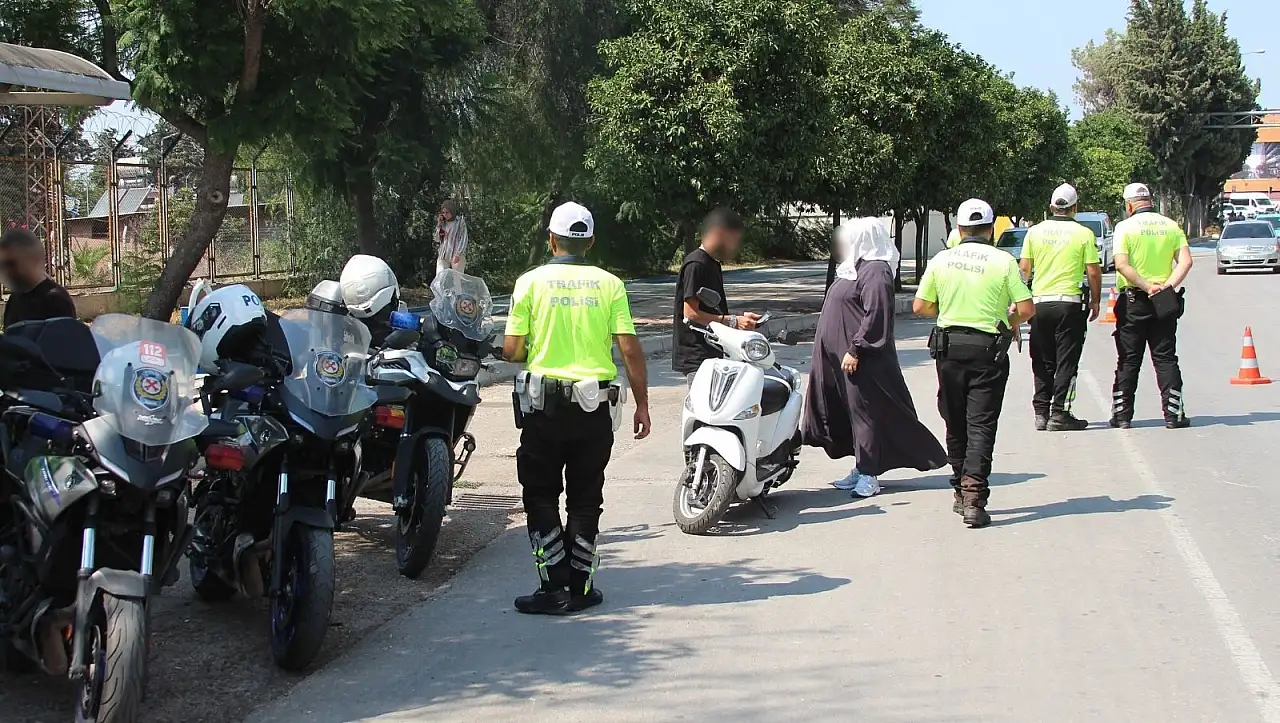 Kısa mesafe bahane olmadı: kasksız sürücüye ceza kesildi
