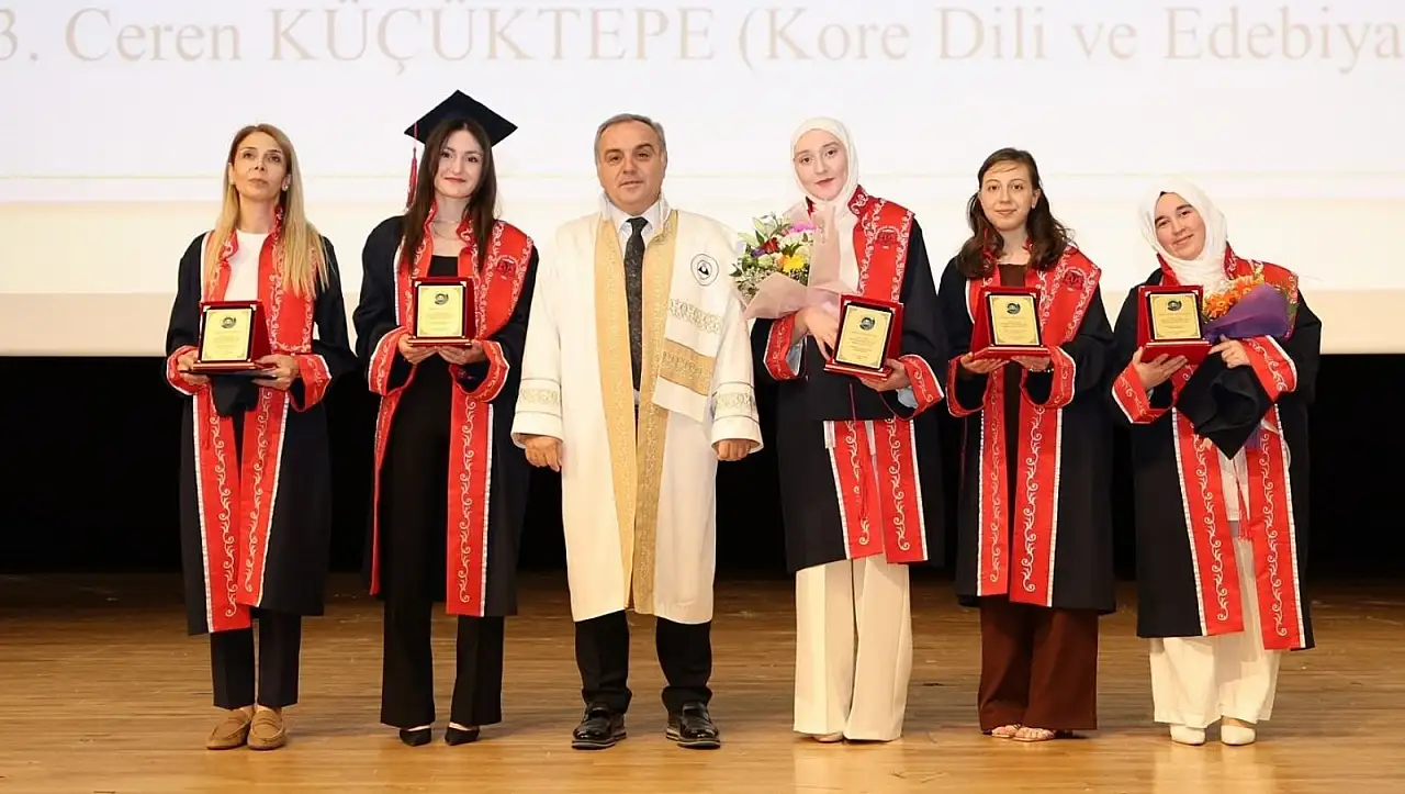 ERÜ Edebiyat Fakültesi'nde 450 öğrenci mezuniyet sevinci yaşadı