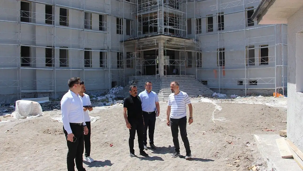 Vali Yardımcısı Tekeş'ten Sarız Hükümet Konağına yakın takip