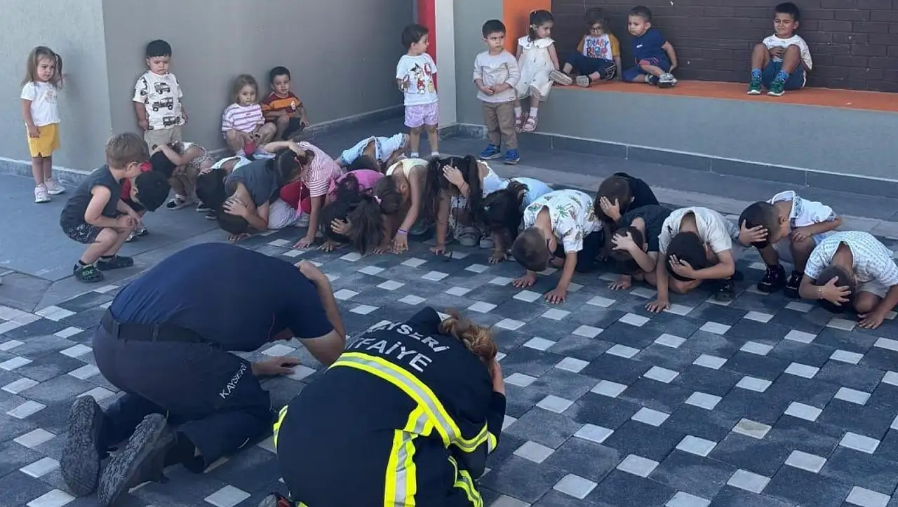 Büyükşehir İtfaiyesi'nden çocuklara yangın ve deprem eğitimi