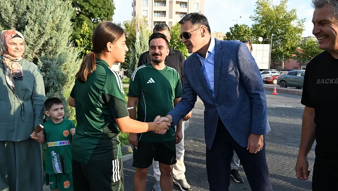 Emniyet Müdürü Aydın sahaya indi, genç sporcularla buluştu!