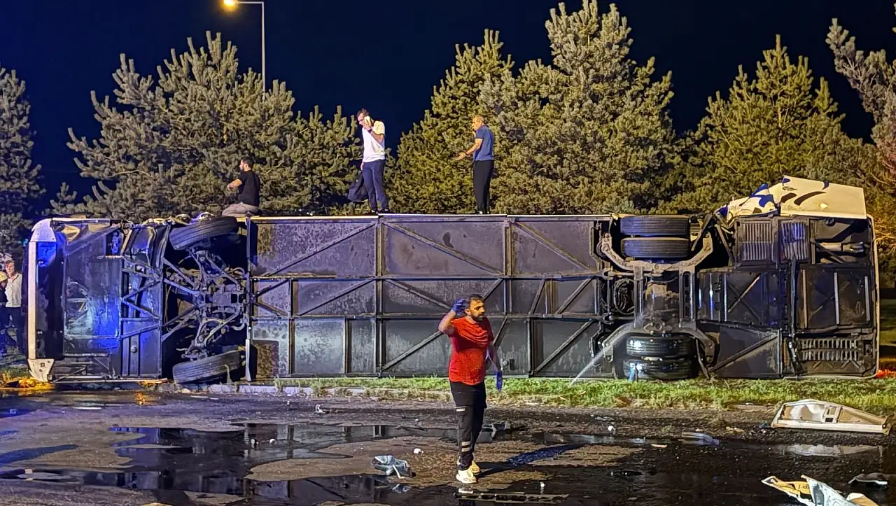 Kayseri'de can pazarı! Yolcu otobüsü ile yakıt tankeri taşıyan tır çarpıştı: Yaklaşık 30 yaralı