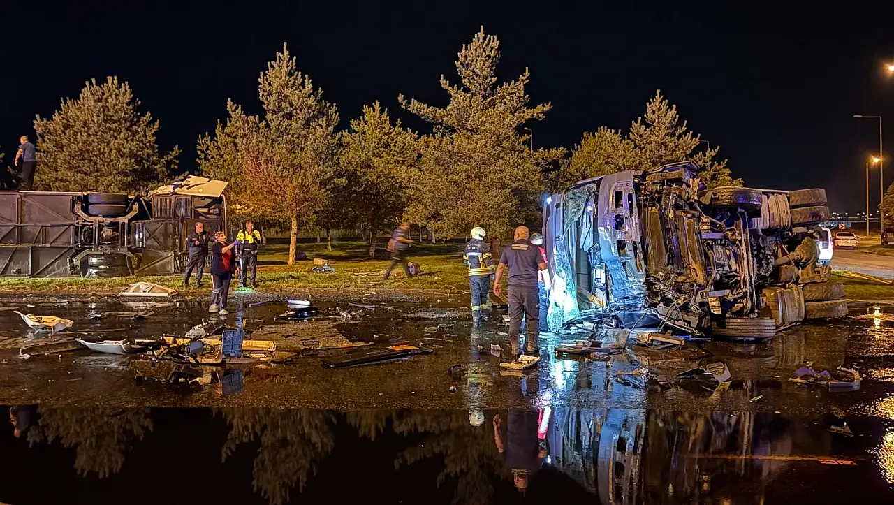 Kayseri'de can pazarı! Yolcu otobüsü ile yakıt tankeri taşıyan tır çarpıştı: Yaklaşık 30 yaralı