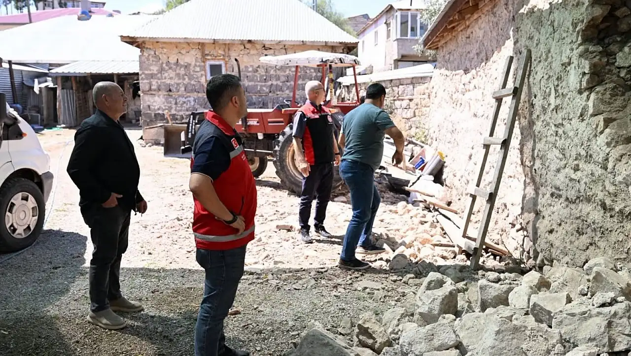 Kayseri'deki depremin ardından bazı evlerde hasar oluştu!