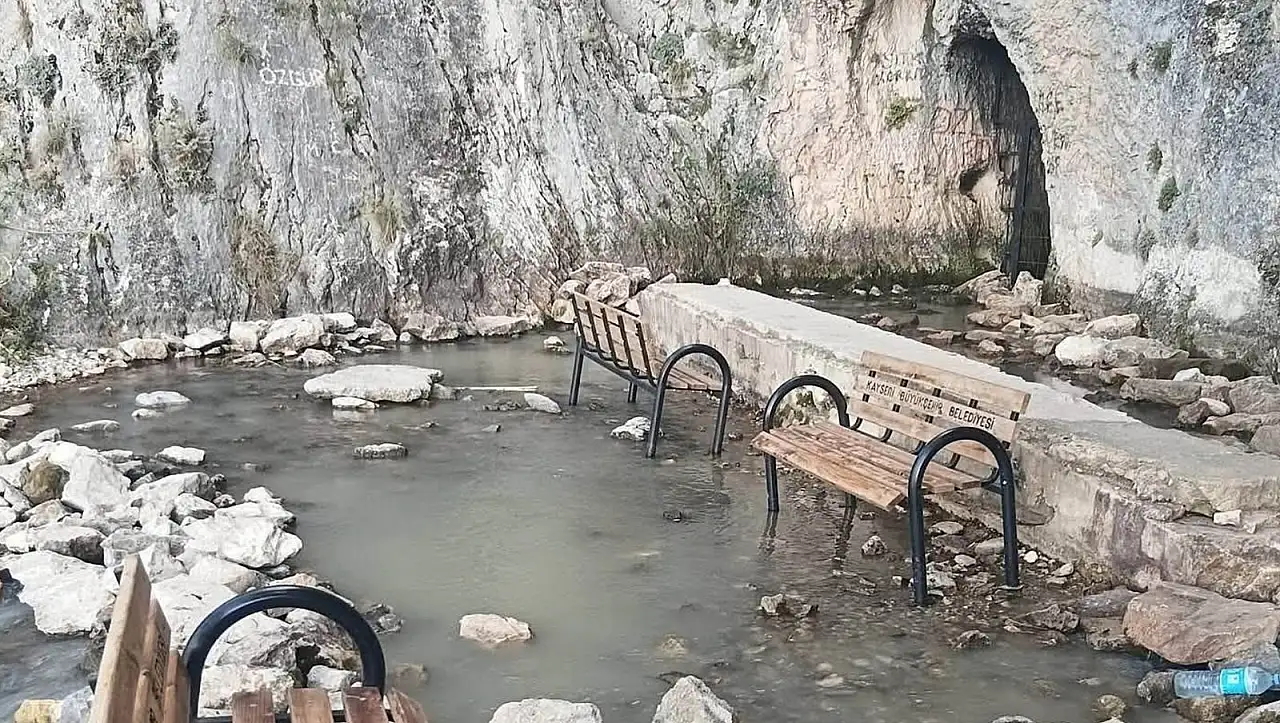 Sarız'da ziyaret suyunun görüntüsü dikkat çekti!