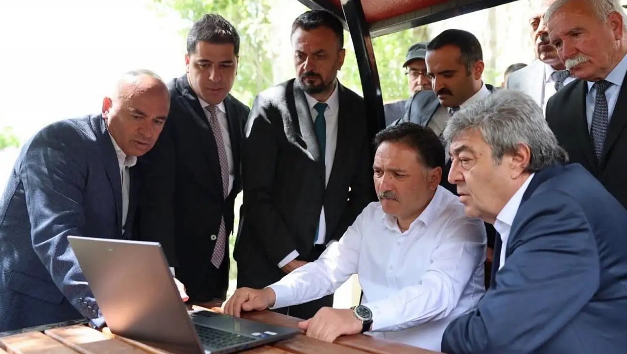 Dursun Ataş'tan Melik Emir Gazi Türbesi mesajı: 'Büyük memnuniyet duyuyorum'
