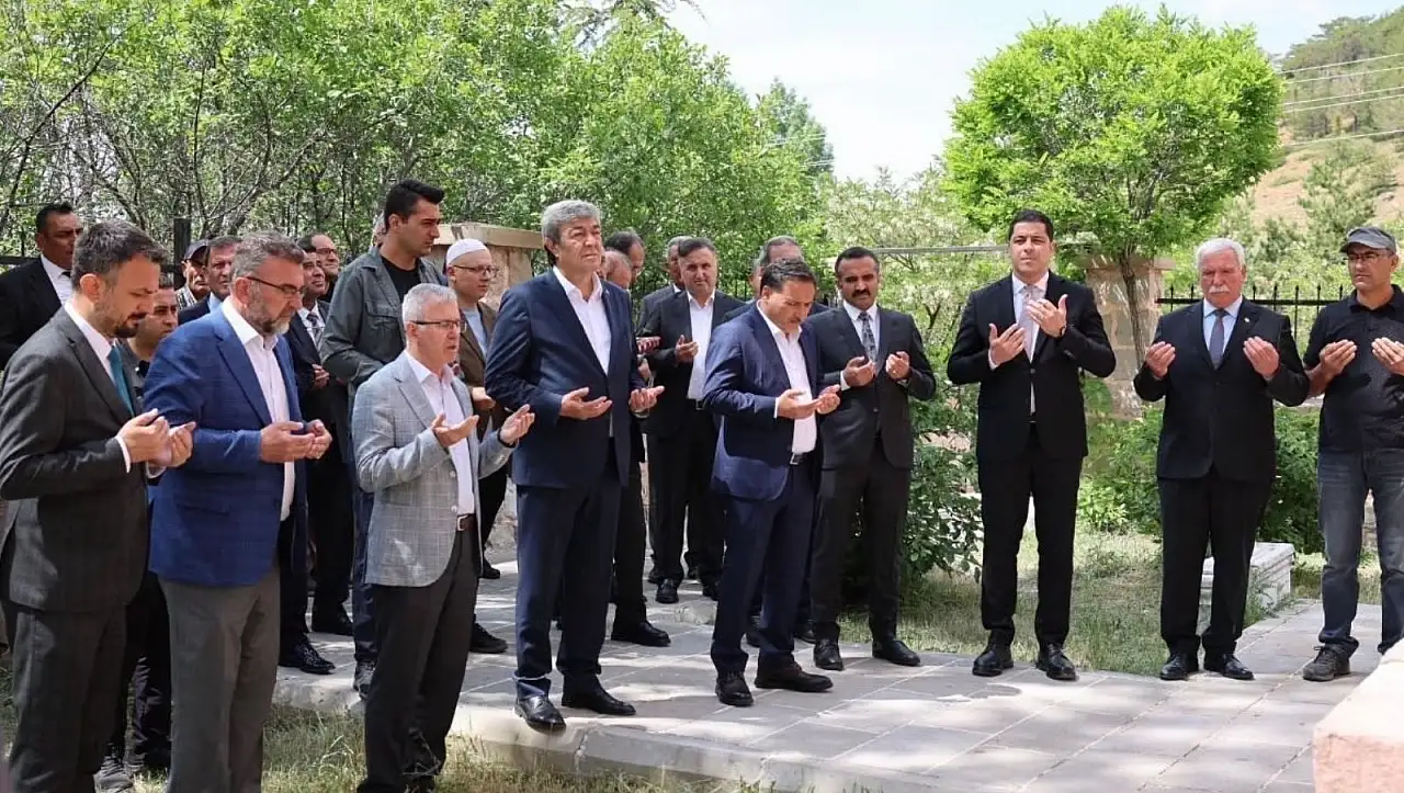 Dursun Ataş'tan Melik Emir Gazi Türbesi mesajı: 'Büyük memnuniyet duyuyorum'