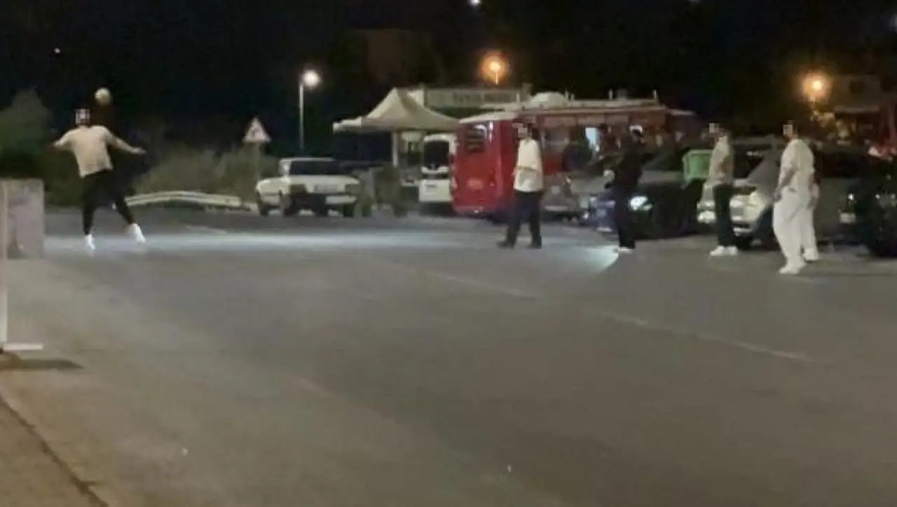 Kayseri bunu da gördü! İşlek caddede top oynadılar!