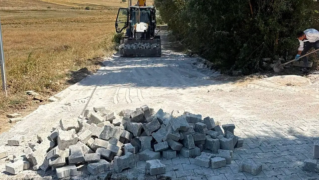 Sarız'da cadde ve sokaklar yenileniyor: Kilit parke çalışmaları devam ediyor!