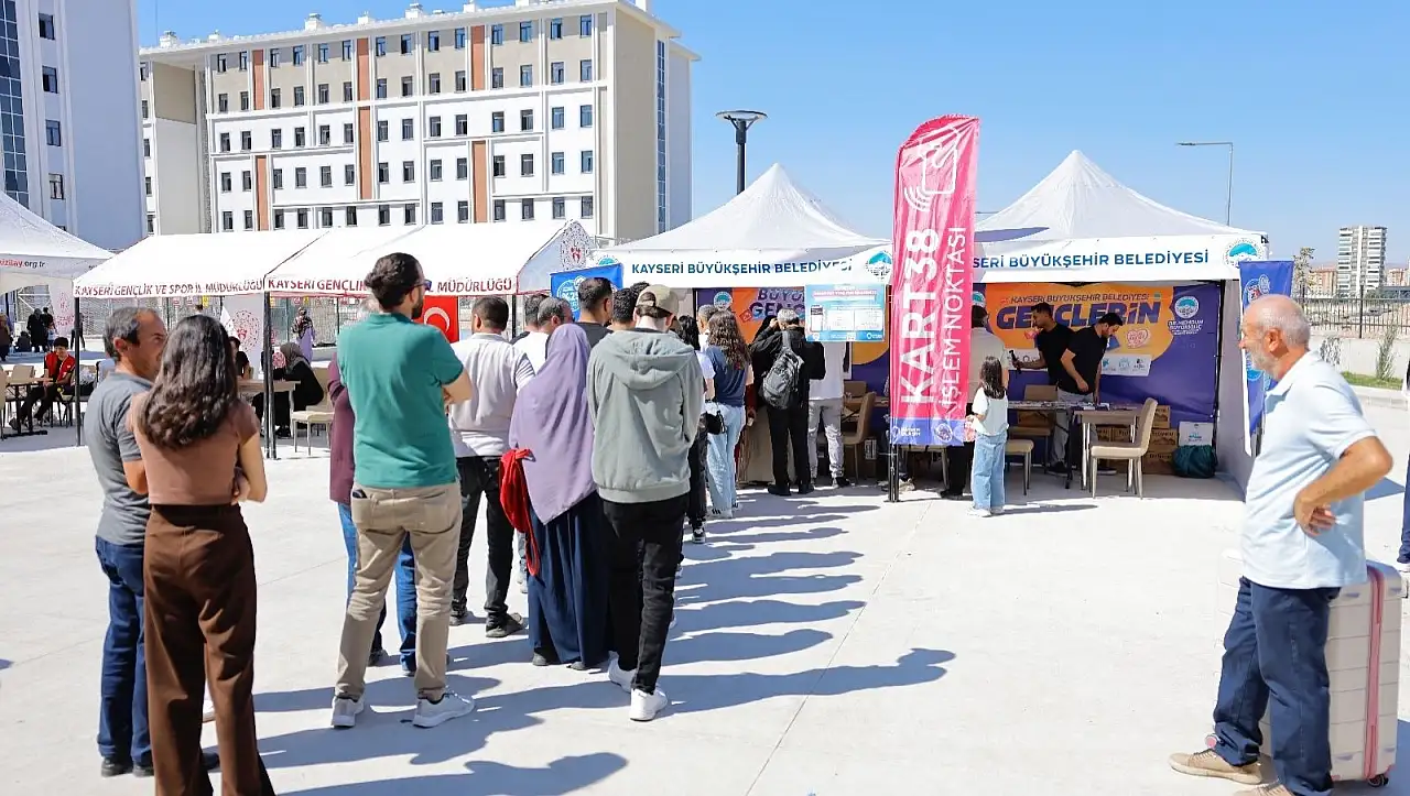 Kayseri'ye yeni gelen üniversitelilere Büyükşehir'den destek!