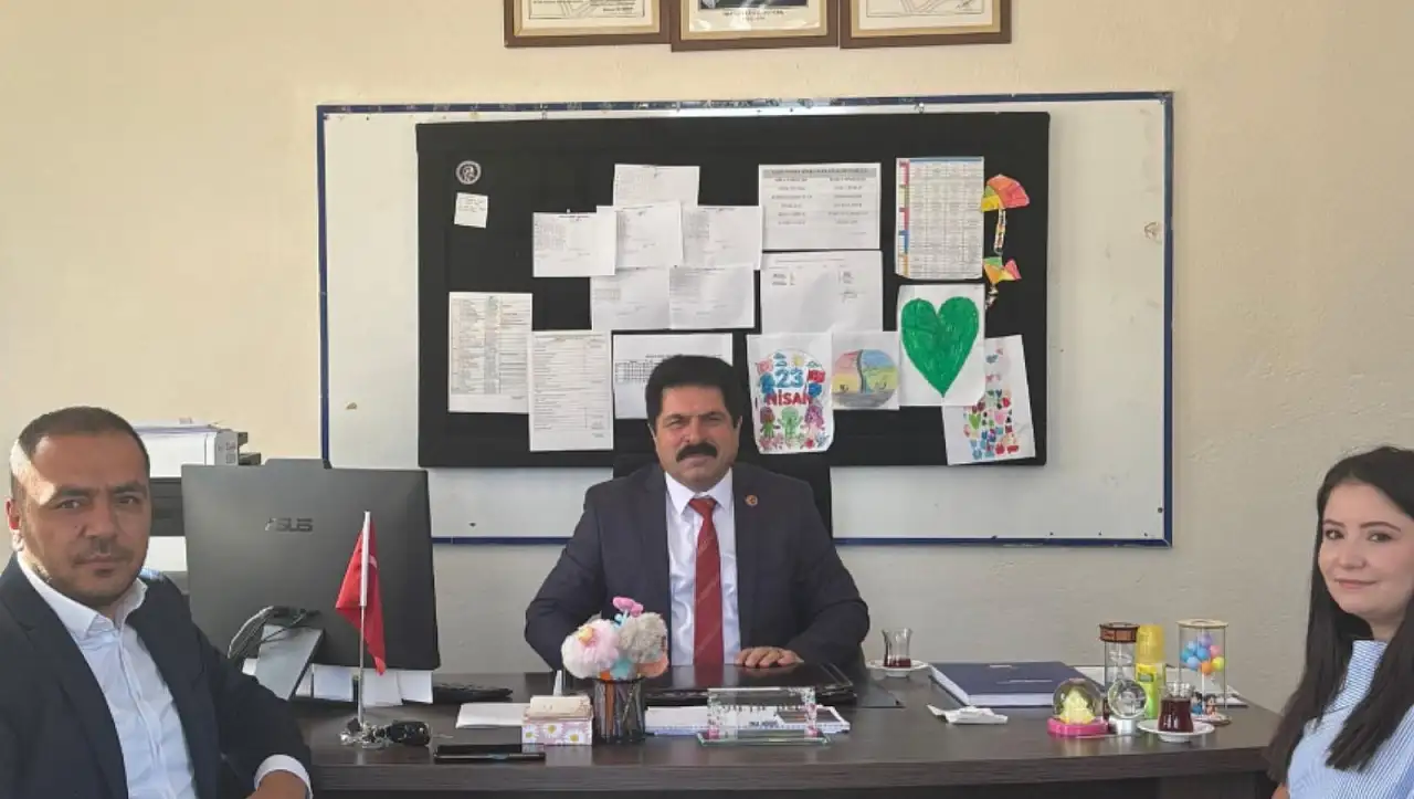 Sarız Milli Eğitim Müdürü Aslan, öğrencilerin ilk ders heyecanına ortak oldu!