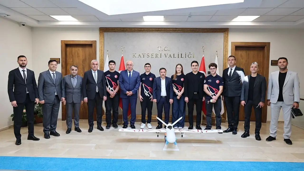 Kayserili öğrencilerden ABD zaferi sonrası Vali Çiçek'e ziyaret