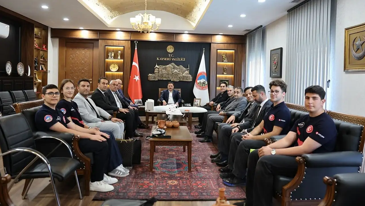 Kayserili öğrencilerden ABD zaferi sonrası Vali Çiçek'e ziyaret