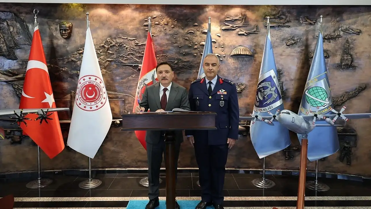 Vali Çiçek göreve başlayan komutanları ziyaret etti