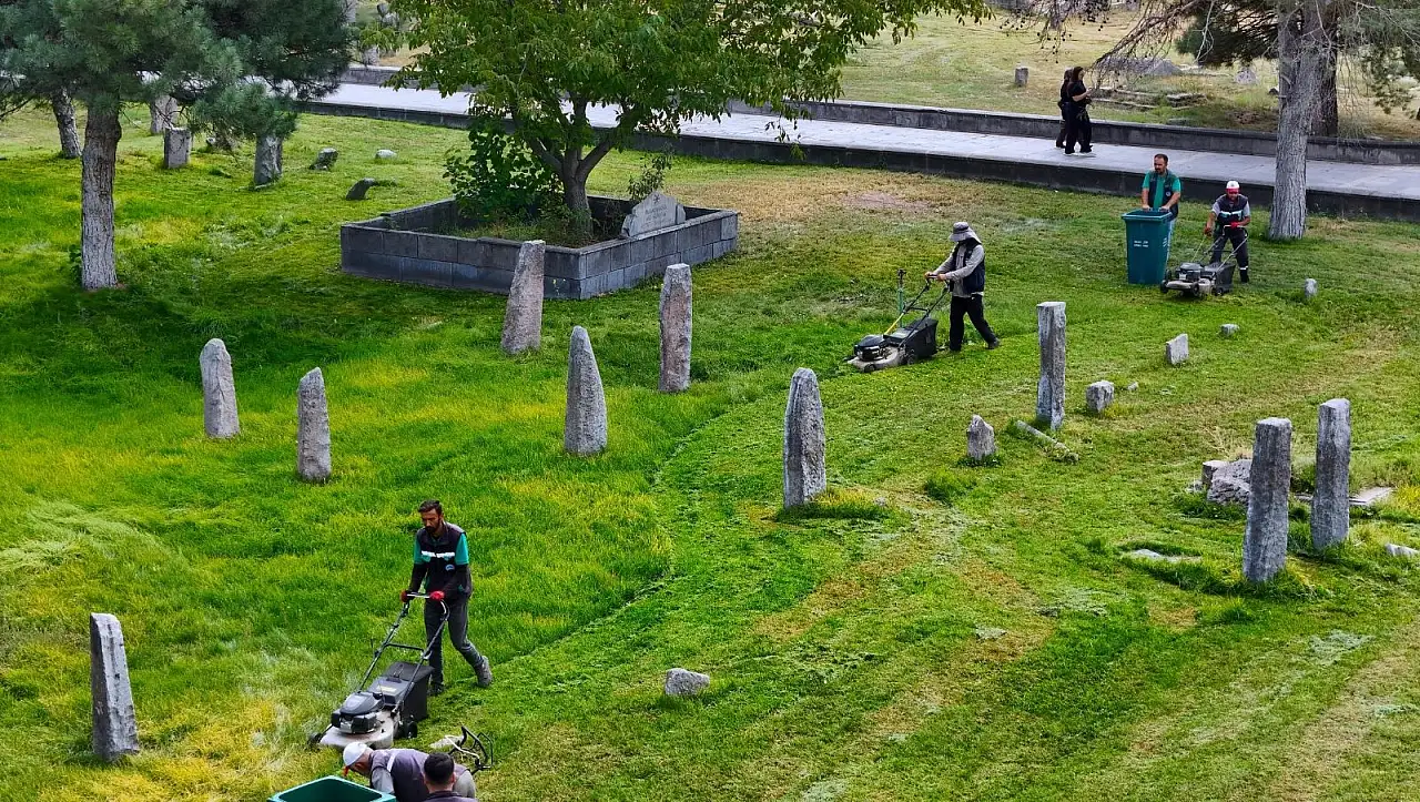 Kayseri'de temizlik mesaisi: Parklar ve tarihi alanlar baştan sona yenileniyor!