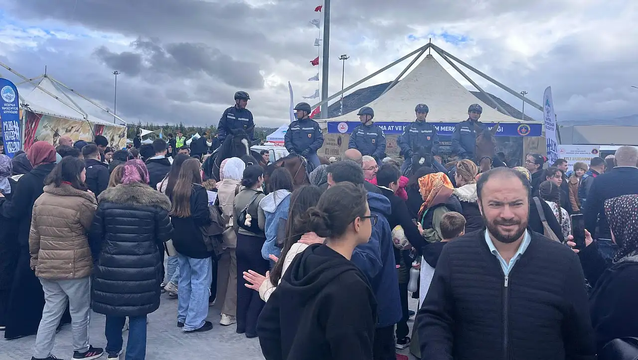 Kayseri'de fırtına nedeniyle BİLİMFEST alanı boş kaldı! Gözler Türk Yıldızları gösterisinde!