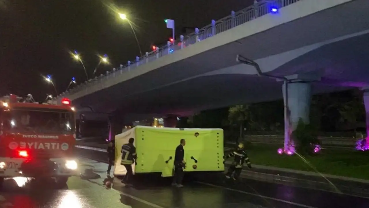 Kocasinan Bulvarı'nda intihar etmek için köprüye çıktı: Şahsı polis ekipleri ikna etti