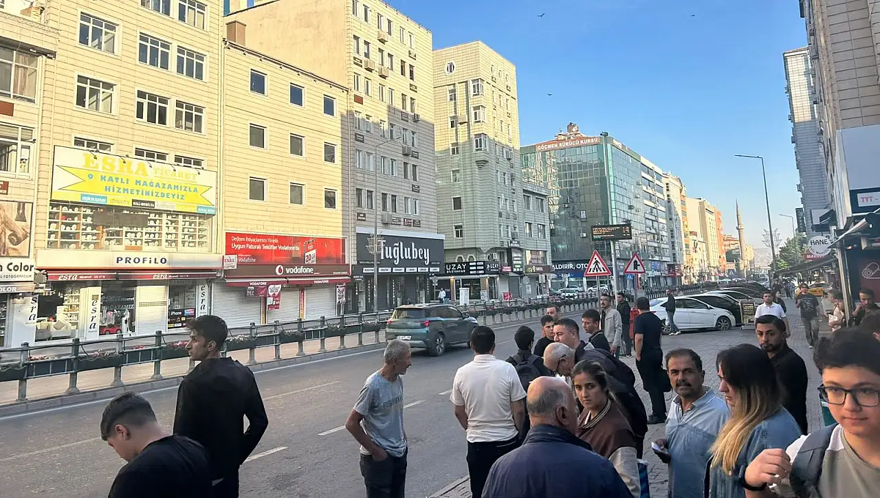 Kayseri'de ilk gün yoğunluğu: Öğrenciler okul yolunda...