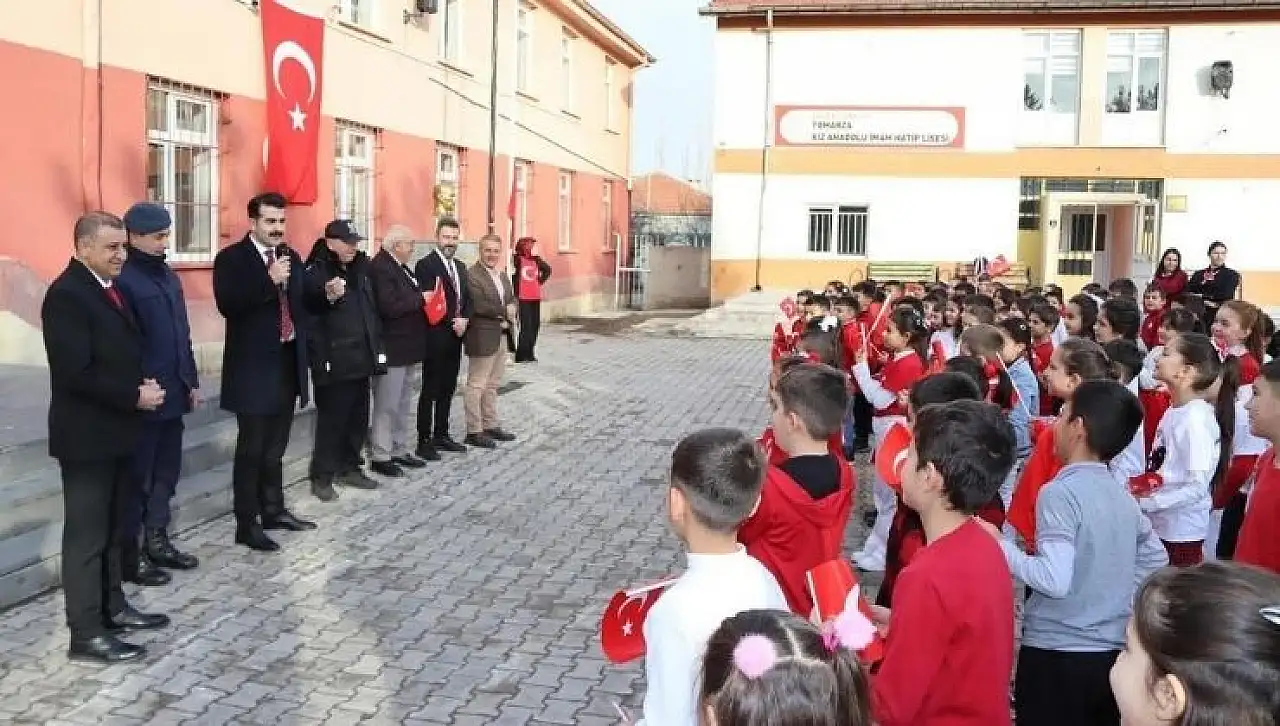 Tomarza'da yeni dönem böyle başladı: Kaymakam sınıfta, mesaj bayrak üzerinden geldi