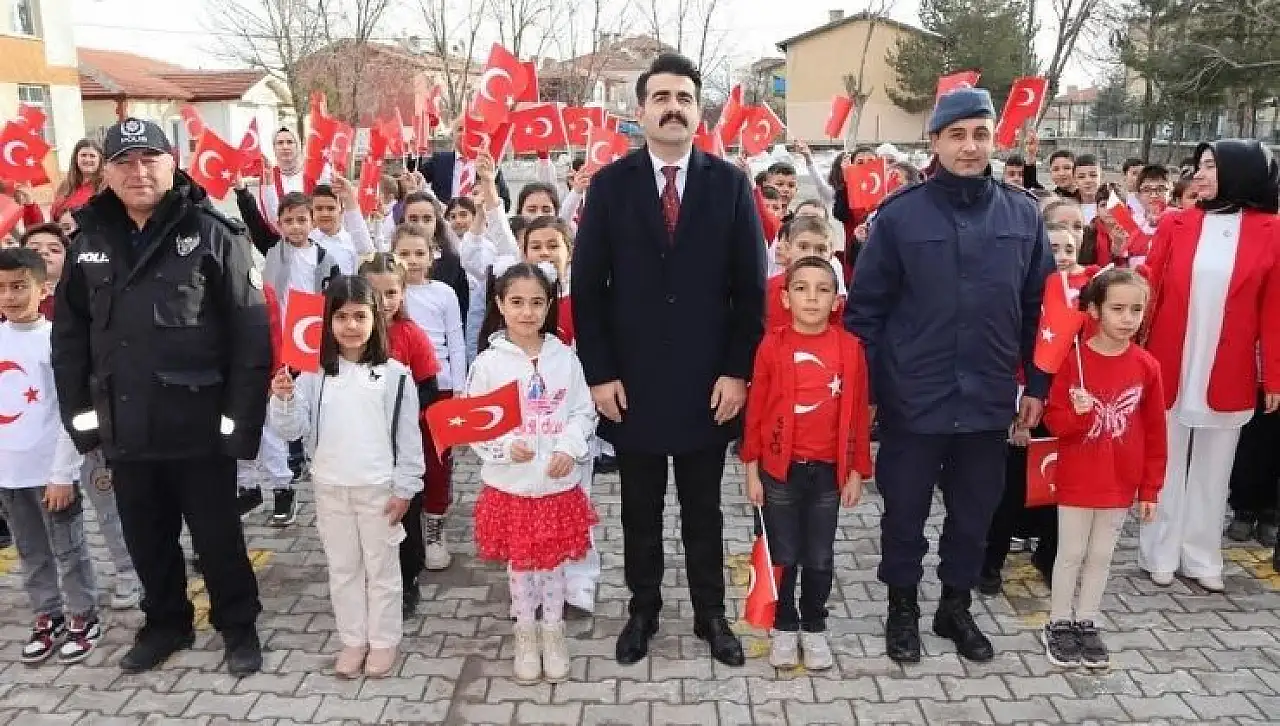 Tomarza'da yeni dönem böyle başladı: Kaymakam sınıfta, mesaj bayrak üzerinden geldi