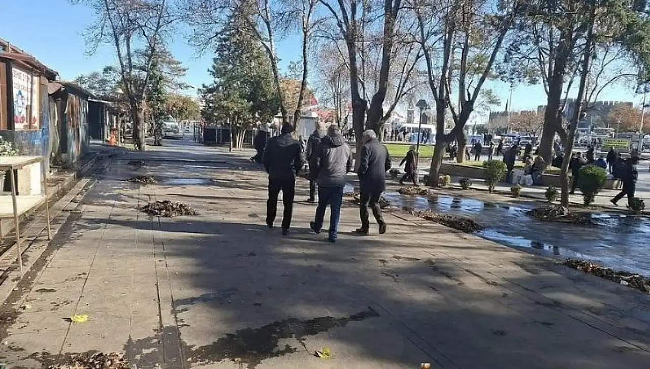 Emeklilerin meydanı boşaltılıyor mu? Kayseri'de tartışma yaratacak karar