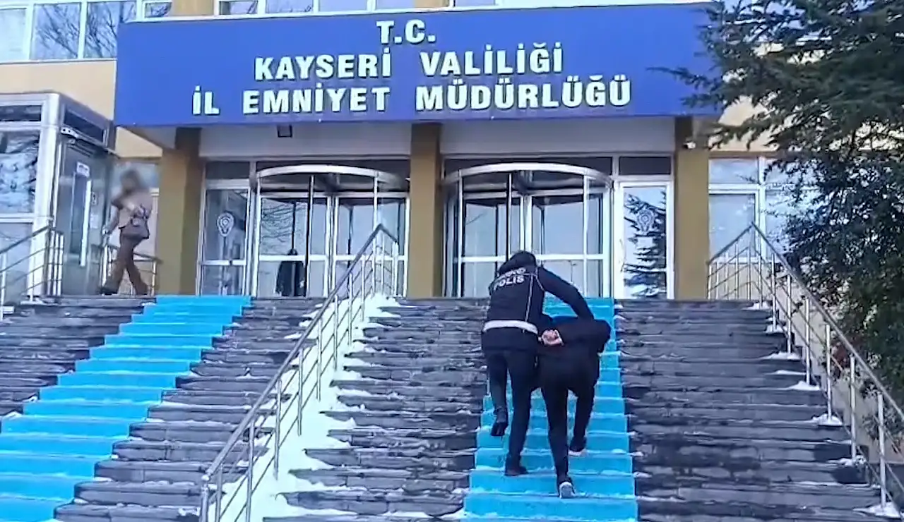 Uyuşturucudan aranan şahıs saklandığı yerde yakalandı