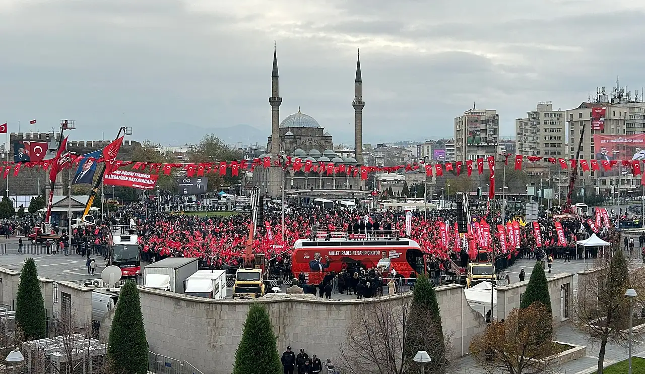 Kayseri Cumhuriyet Meydanı yeniden trafiğe açıldı: Seferler normale döndü!