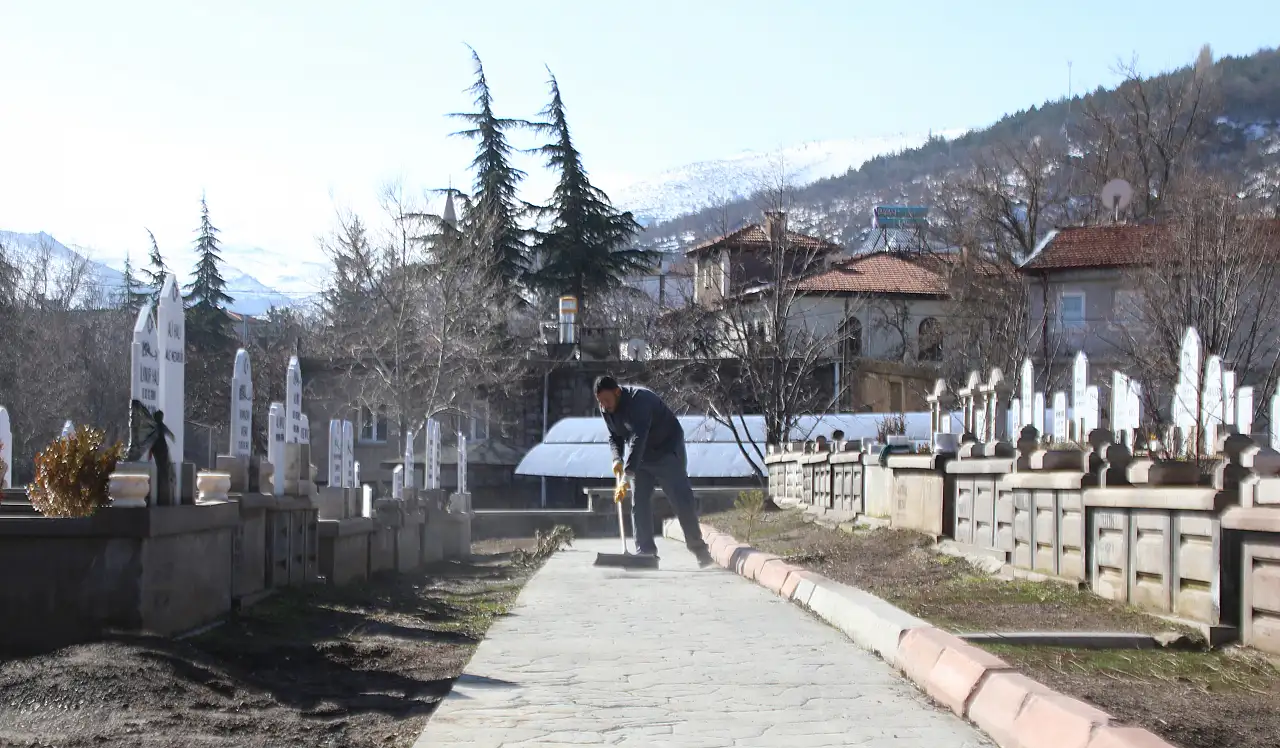 Melikgazi'de mezarlıklar pırıl pırıl hale geldi!