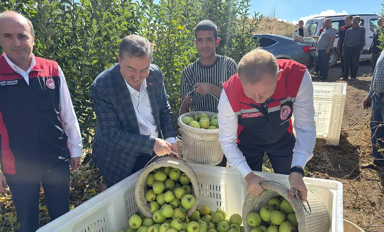 Yeşilhisar'da elma hasadı başladı! Başkan Taşyapan tarlada üreticilerle buluştu
