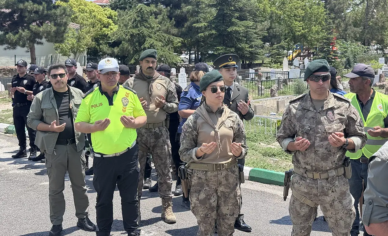 Kayseri'de 15 Temmuz Şehidi Kübra Doğanay mezarı başında anıldı!