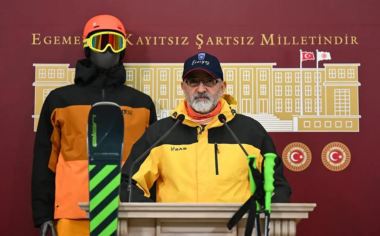Kayak kıyafetiyle Meclis'e çıktı: Erciyes daveti tartışma yarattı