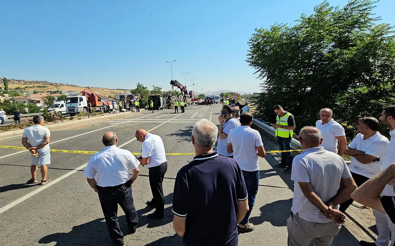 Kayseri'deki feci kazanın ardından yol yeniden açıldı! Devrilen otobüs kaldırıldı