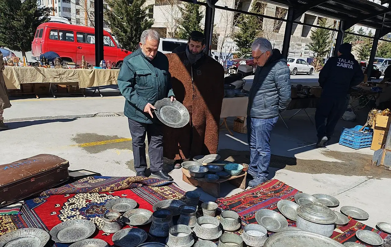Meraklıları Antika Pazarı'nda toplandı - Başkan Yalçın değerli eşyaları inceledi