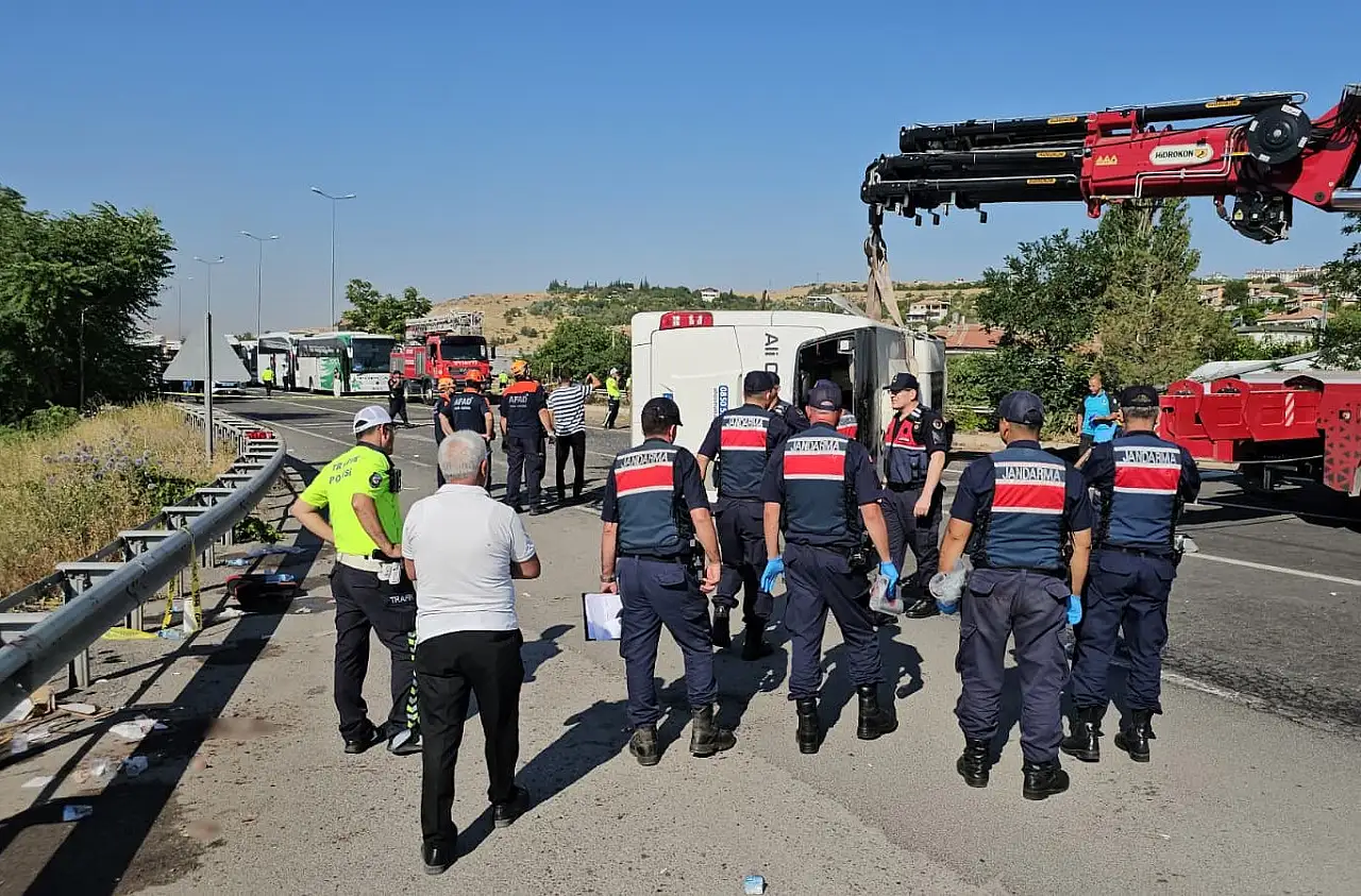 Kayseri'de feci kaza! Yolcu otobüsü yan yattı, ekipler bölgeye akın etti