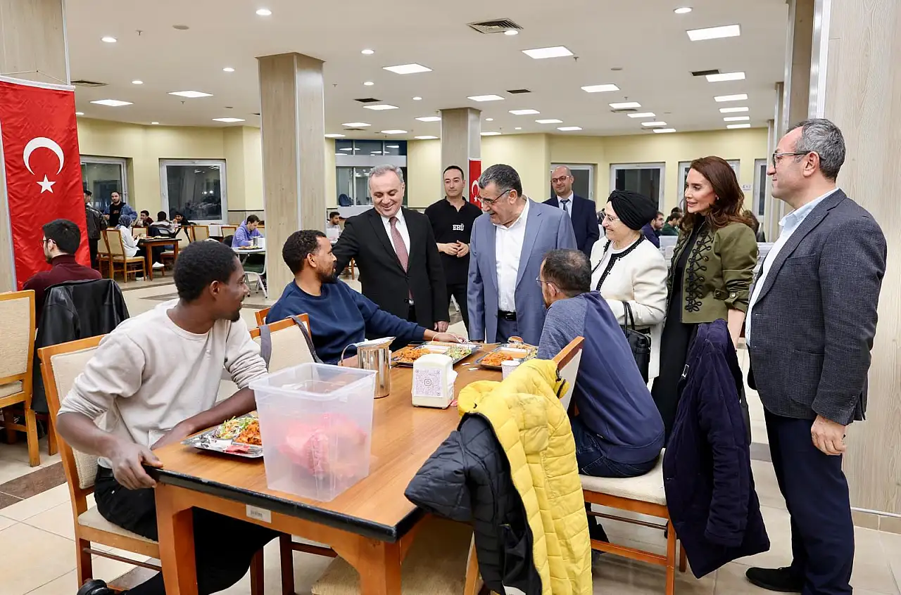 Rektör Altun ve İlgü öğrencilerle aynı sofrada! Mehmet İlgü kimdir?