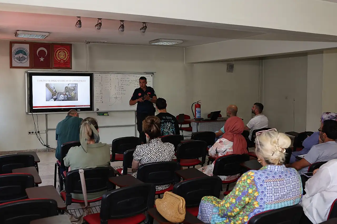 Afet kursiyerlerine katılım belgesi takdim edildi