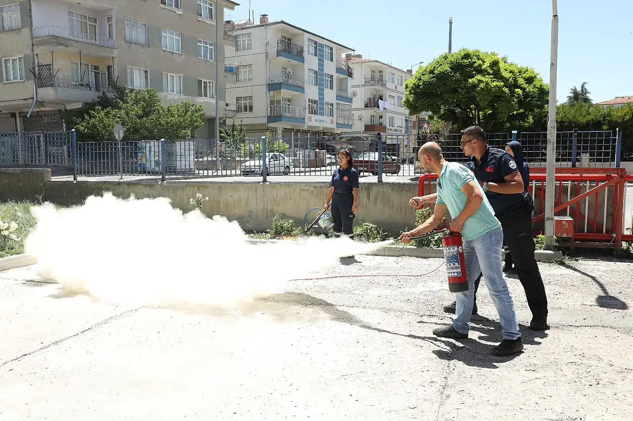 Afet kursiyerlerine katılım belgesi takdim edildi