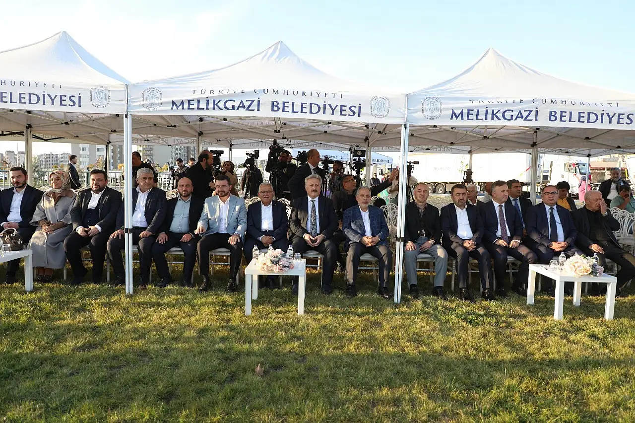 Kayseri'nin yeni caddesinde 242 milyonluk araç tanıtımı!