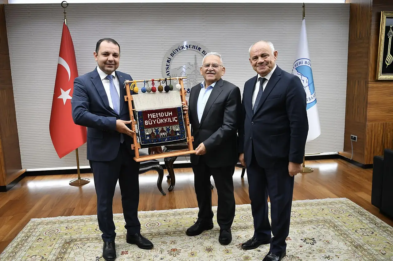 Başkan Büyükkılıç'ın makamında yoğun ziyaret trafiği!