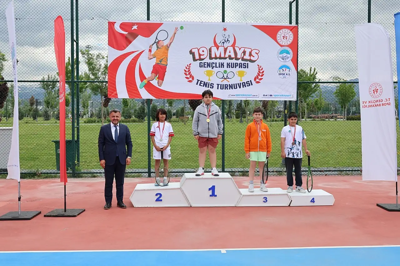 Kayseri'de 19 Mayıs coşkusu kortlara taşındı! Şampiyonlar belli oldu