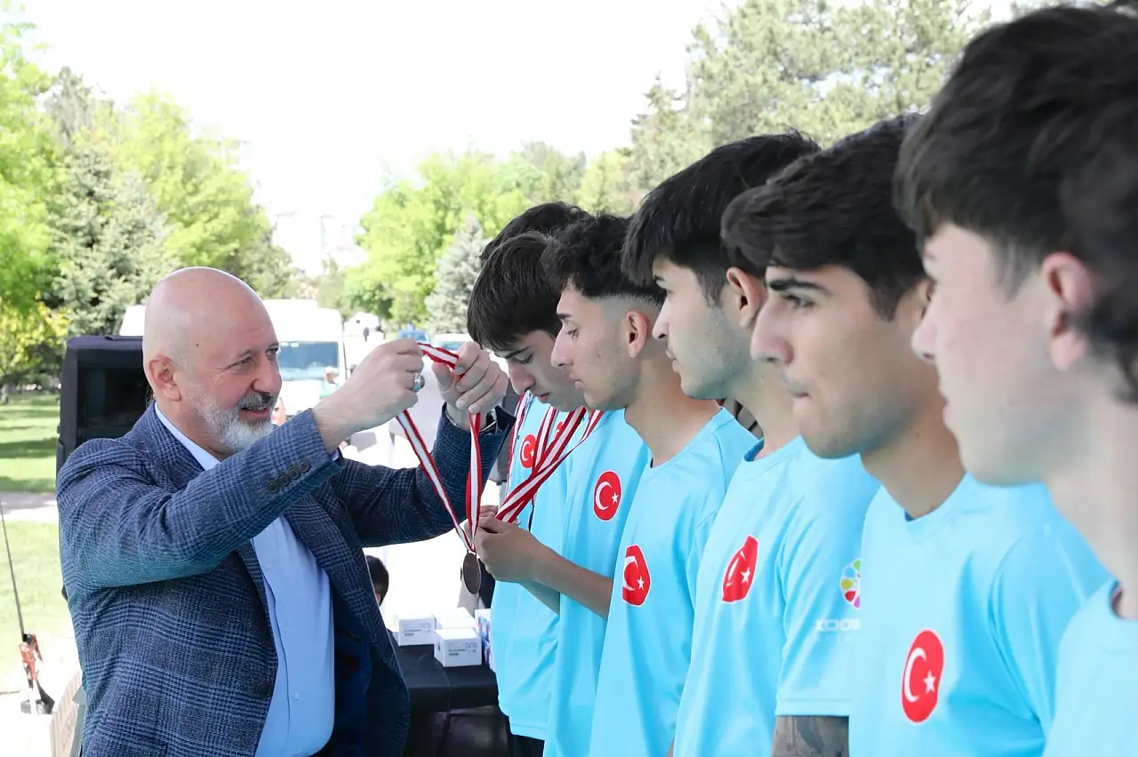 Kayseri'den gençlik şölende bir araya geldi: 19 Mayıs coşkusu Kocasinan'da