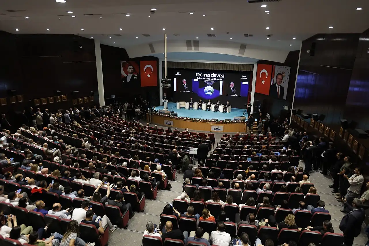 Kayseri'de yoğun trafik! Bakanlar, vekiller ve iş dünyası aynı Erciyes'te buluştu