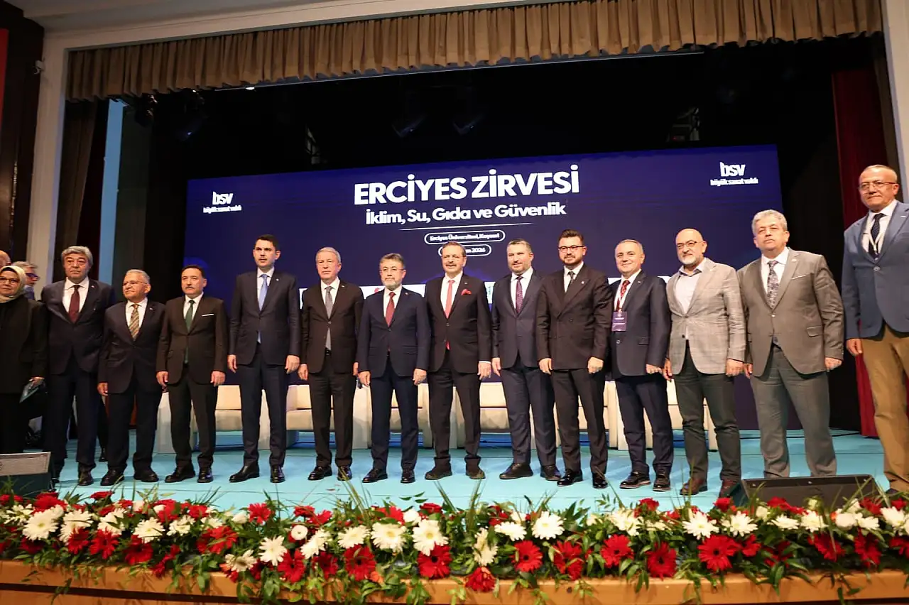Kayseri'de yoğun trafik! Bakanlar, vekiller ve iş dünyası aynı Erciyes'te buluştu